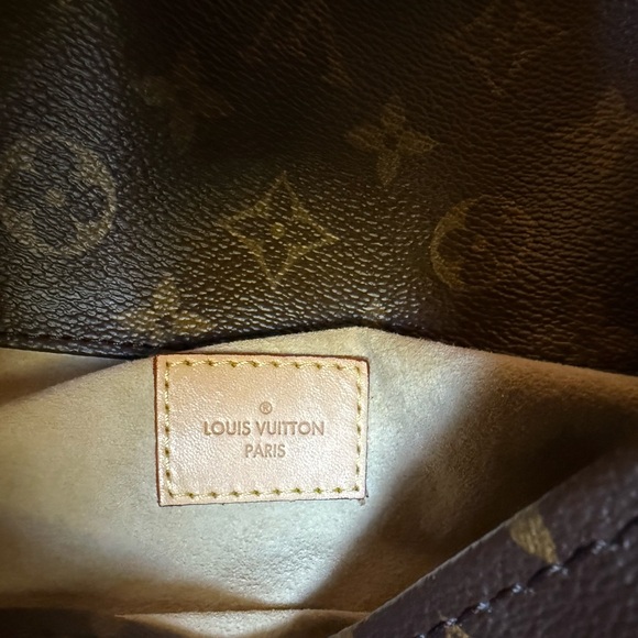 Louis Vuitton Monogram Artsy Shoulder Bag with Tan Handle - Picture 3 of 16